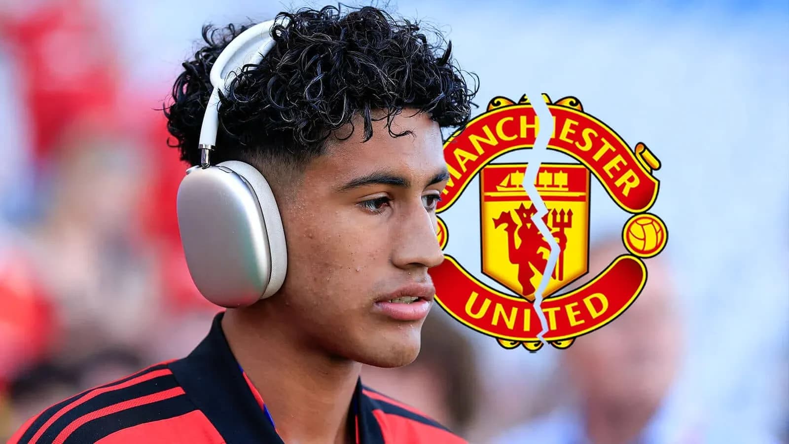 Jugador con auriculares y logo de Manchester United Jugador con auriculares y logo de Manchester United