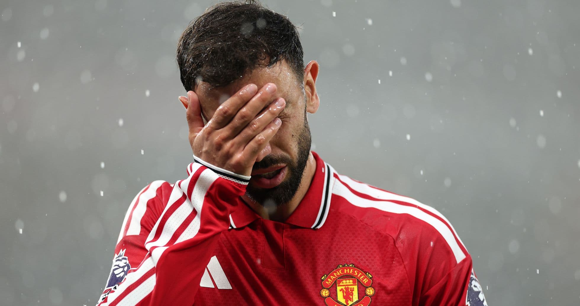 Jugador de Manchester United cubriéndose el rostro con la mano Jugador de Manchester United cubriéndose el rostro con la mano