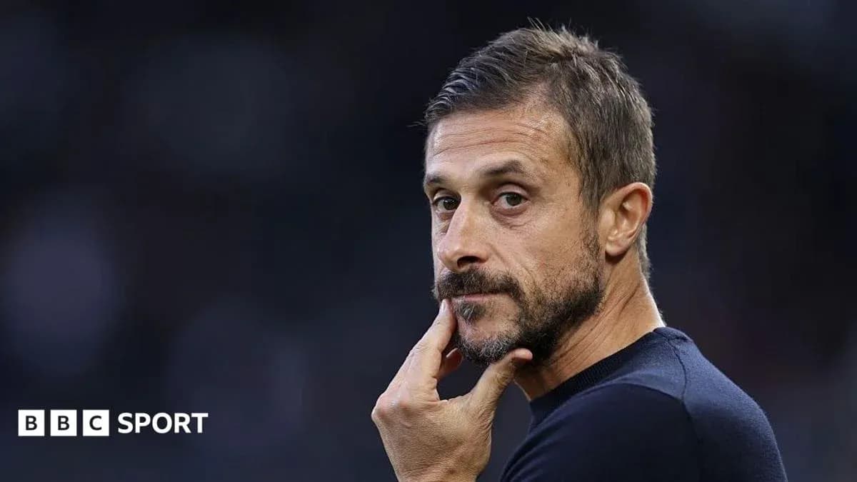 Entrenador observando el partido desde la banda Entrenador observando el partido desde la banda