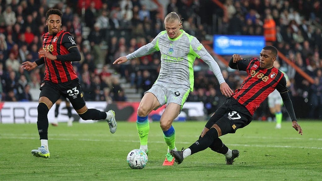 Haaland driblando entre jugadores del Bournemouth Haaland driblando entre jugadores del Bournemouth