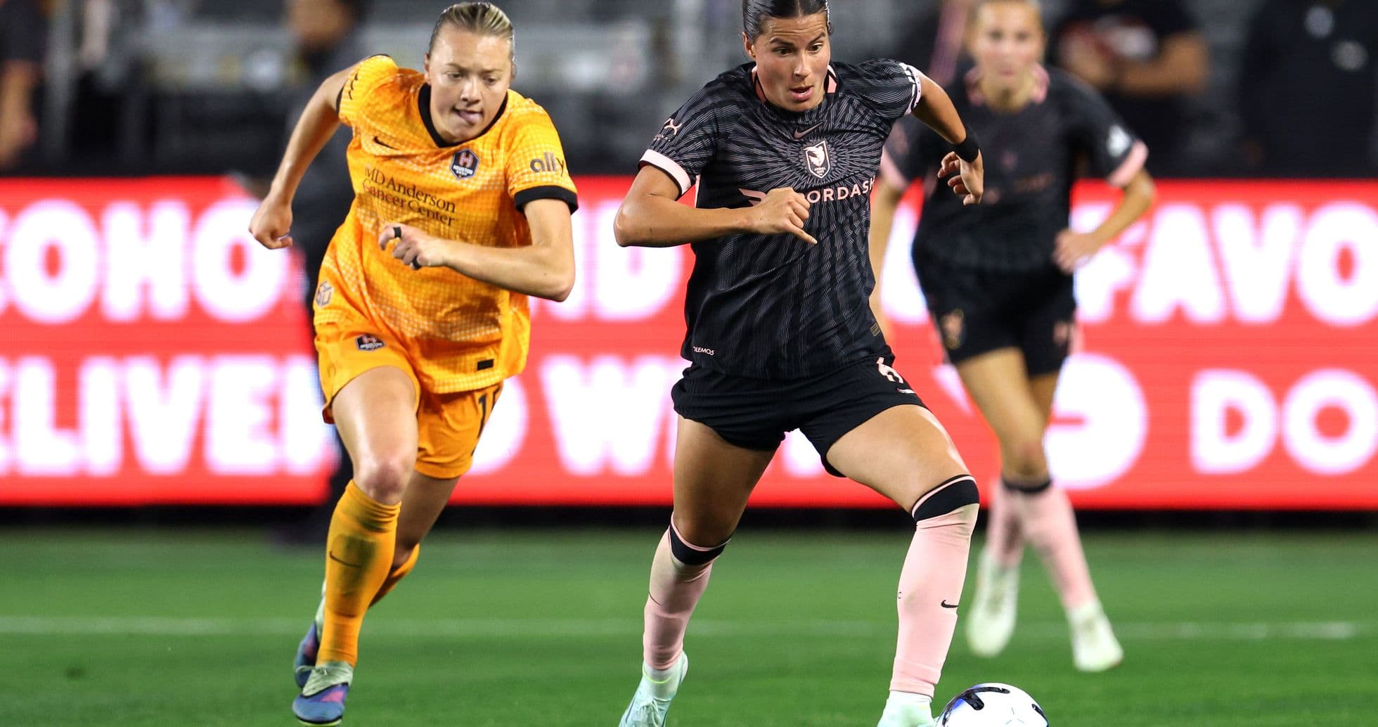 Jugadora de Houston Dash corriendo con el balón Jugadora de Houston Dash corriendo con el balón
