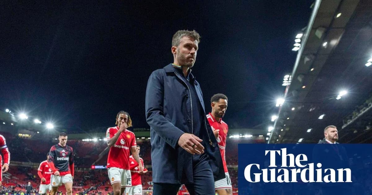 Entrenador y jugadores del Manchester United saliendo del campo Entrenador y jugadores del Manchester United saliendo del campo