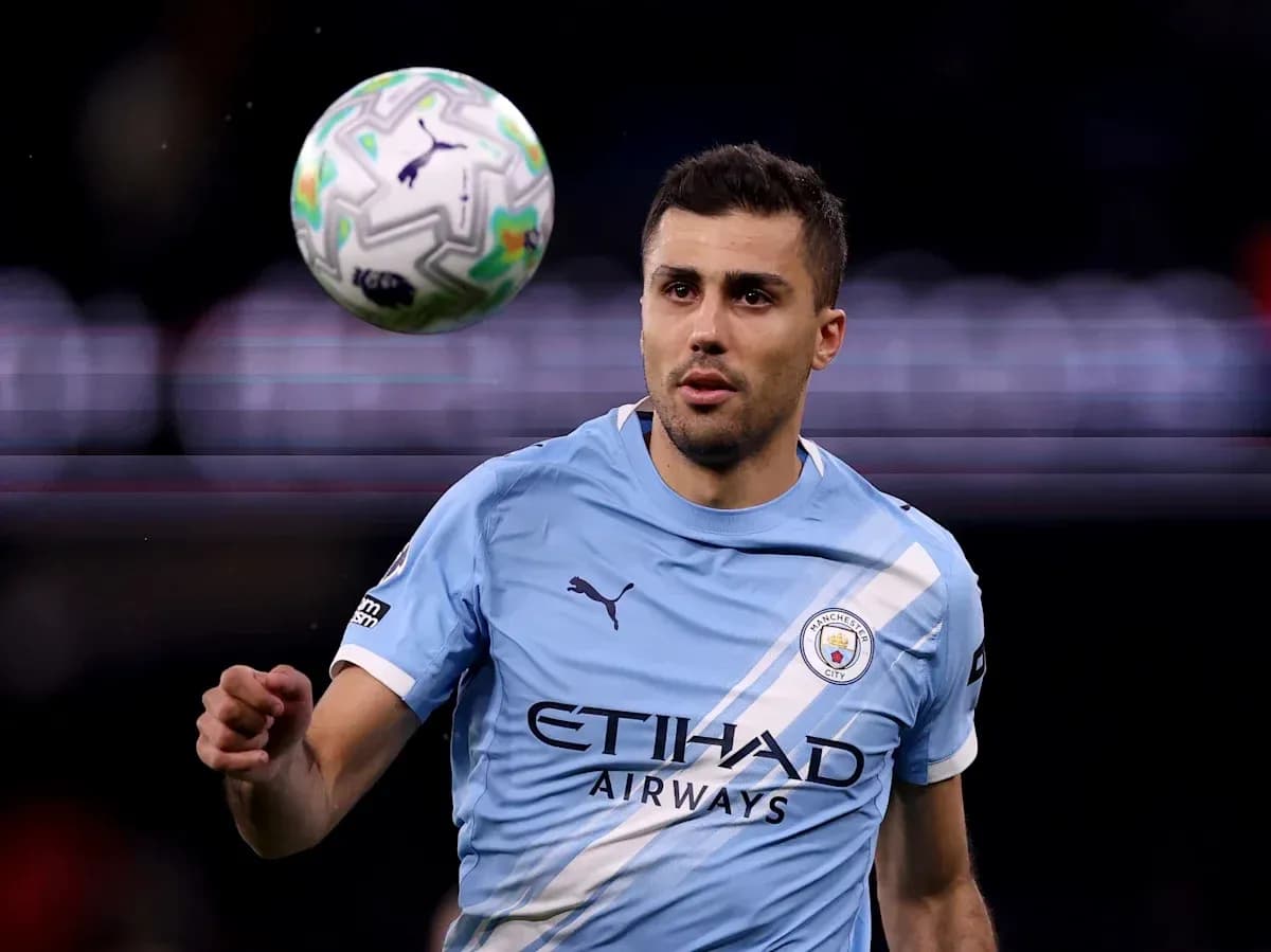 Jugador de Manchester City controlando el balón Jugador de Manchester City controlando el balón