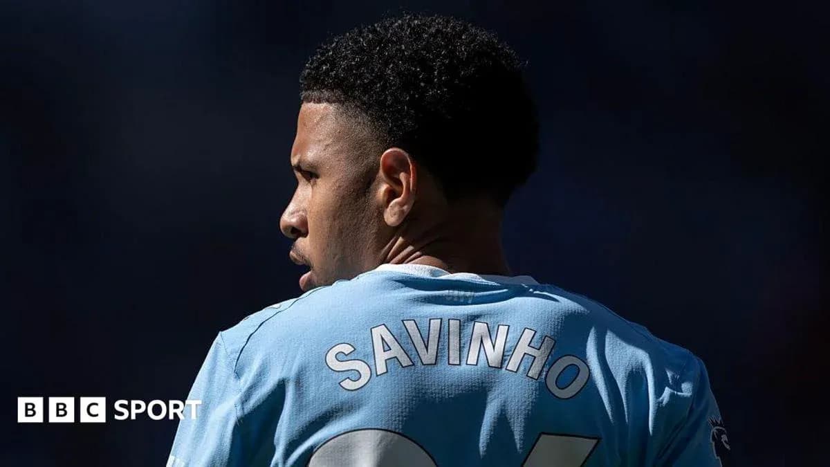 Jugador con camiseta de Manchester City en el campo Jugador con camiseta de Manchester City en el campo