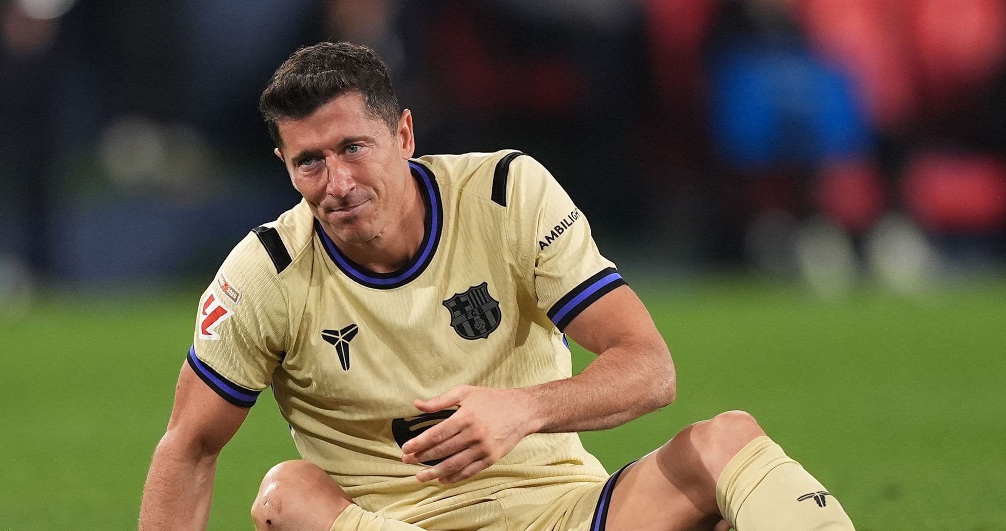 Jugador del Barcelona sentado en el campo Jugador del Barcelona sentado en el campo