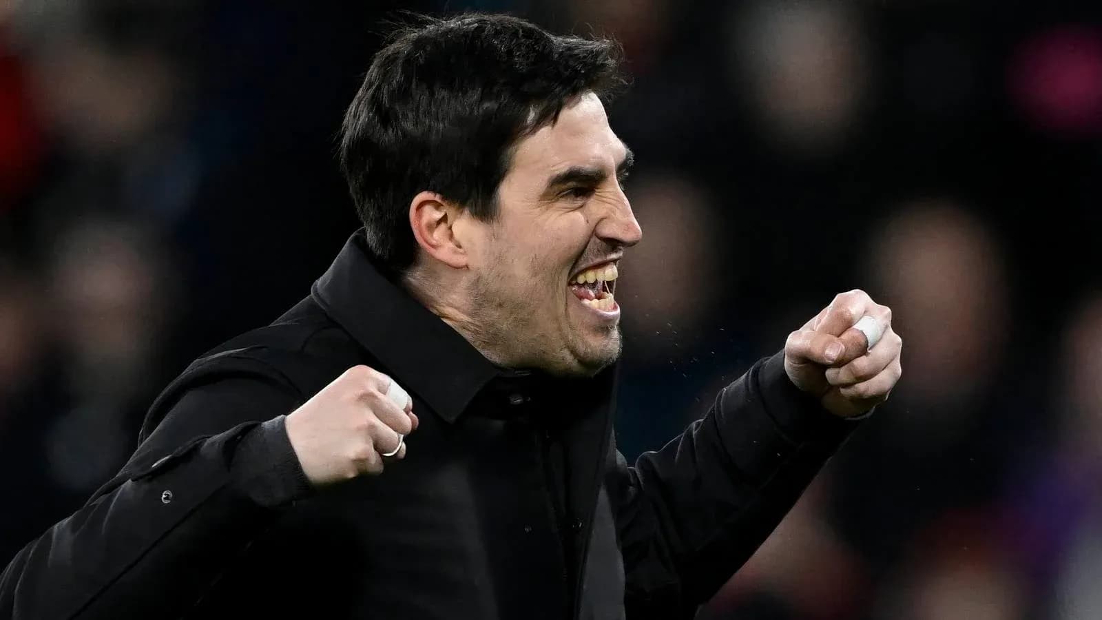 Entrenador celebrando un gol con los puños en alto Entrenador celebrando un gol con los puños en alto