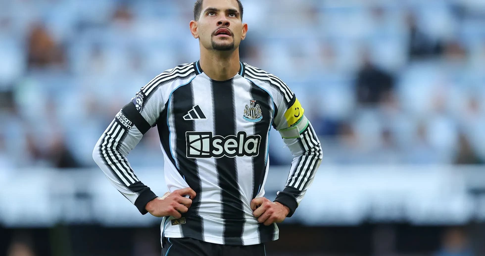 Jugador de Newcastle con brazalete de capitán en campo Jugador de Newcastle con brazalete de capitán en campo