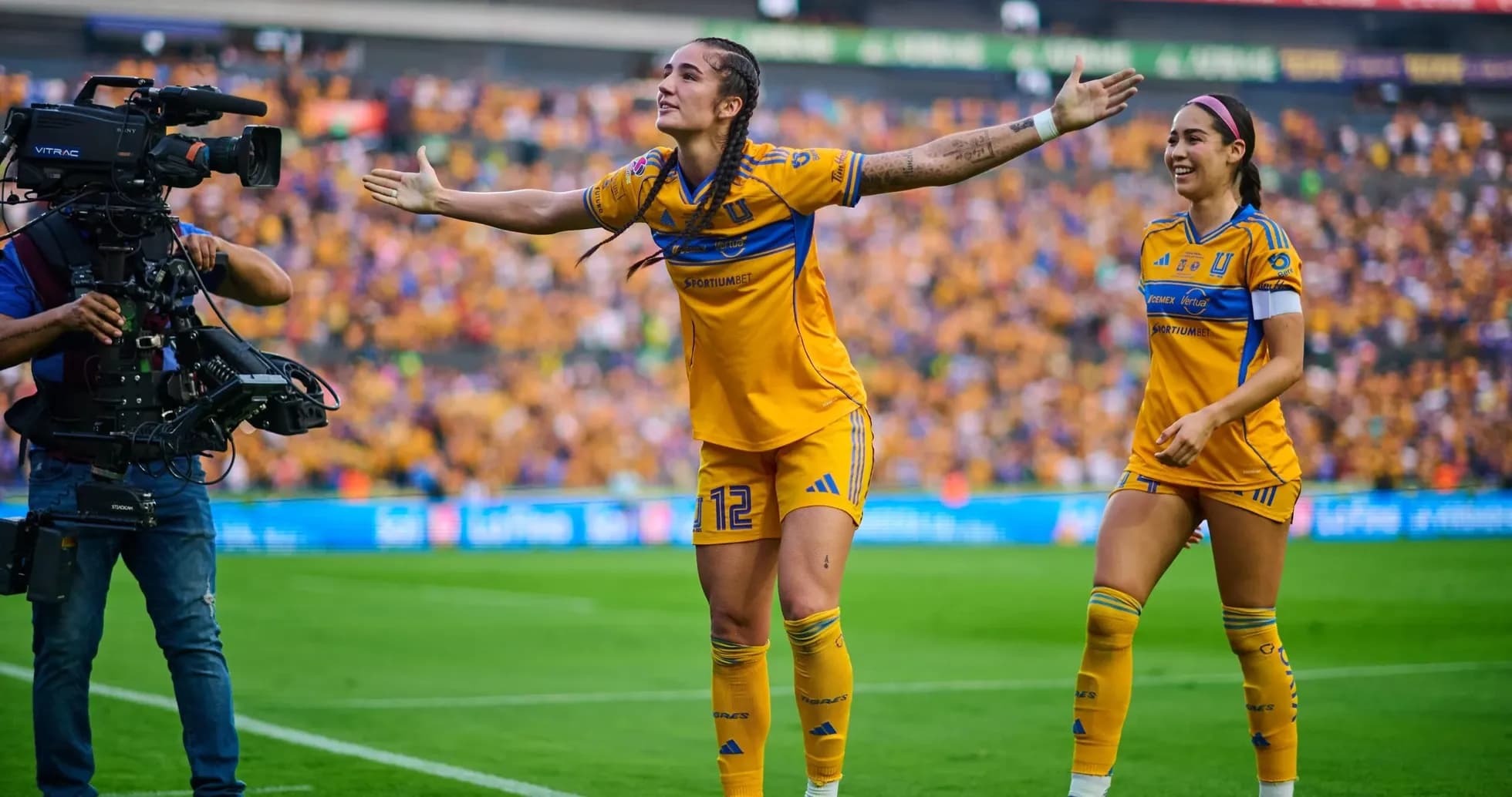 Jugadora de Tigres celebrando un gol Jugadora de Tigres celebrando un gol
