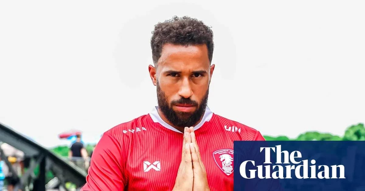 Jugador en camiseta roja haciendo gesto de oración Jugador en camiseta roja haciendo gesto de oración