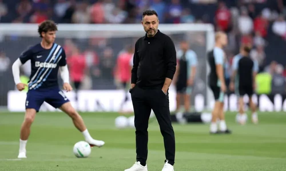 Entrenador observando el calentamiento del equipo Entrenador observando el calentamiento del equipo