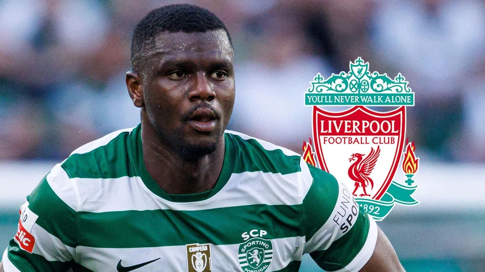 Jugador de Sporting CP corriendo con camiseta de rayas Jugador de Sporting CP corriendo con camiseta de rayas