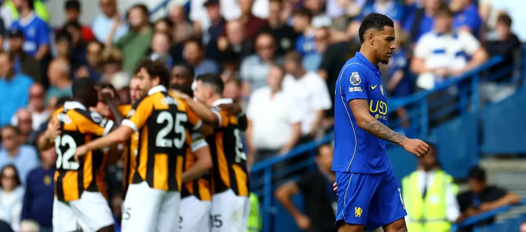 Jugador de Chelsea caminando tras un gol rival Jugador de Chelsea caminando tras un gol rival