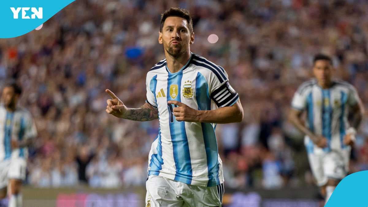Lionel Messi señalando al público durante un partido Lionel Messi señalando al público durante un partido