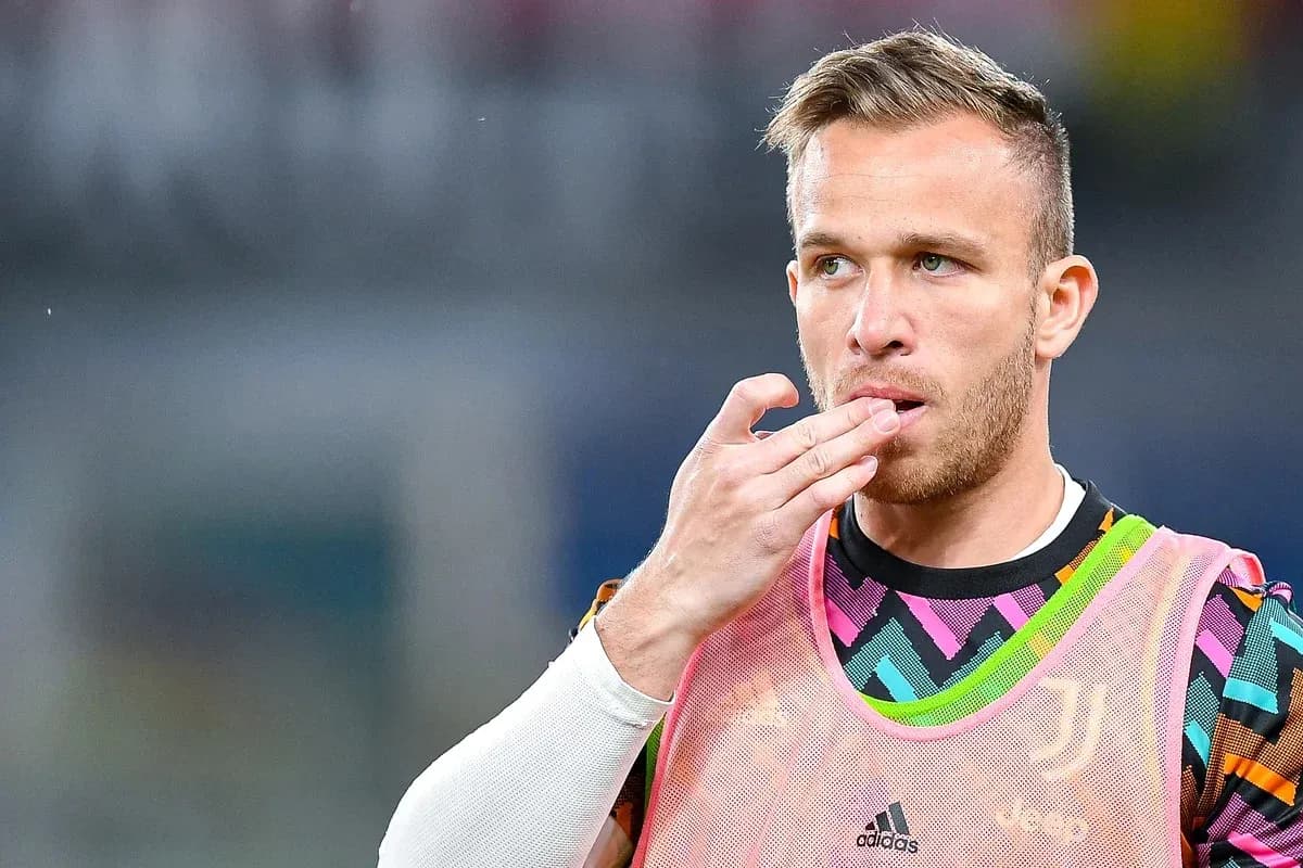 Jugador de Juventus tocándose los labios en el campo Jugador de Juventus tocándose los labios en el campo
