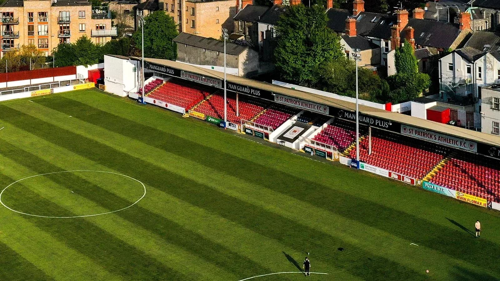 Estadio de St Patrick's Athletic con césped bien cuidado Estadio de St Patrick's Athletic con césped bien cuidado