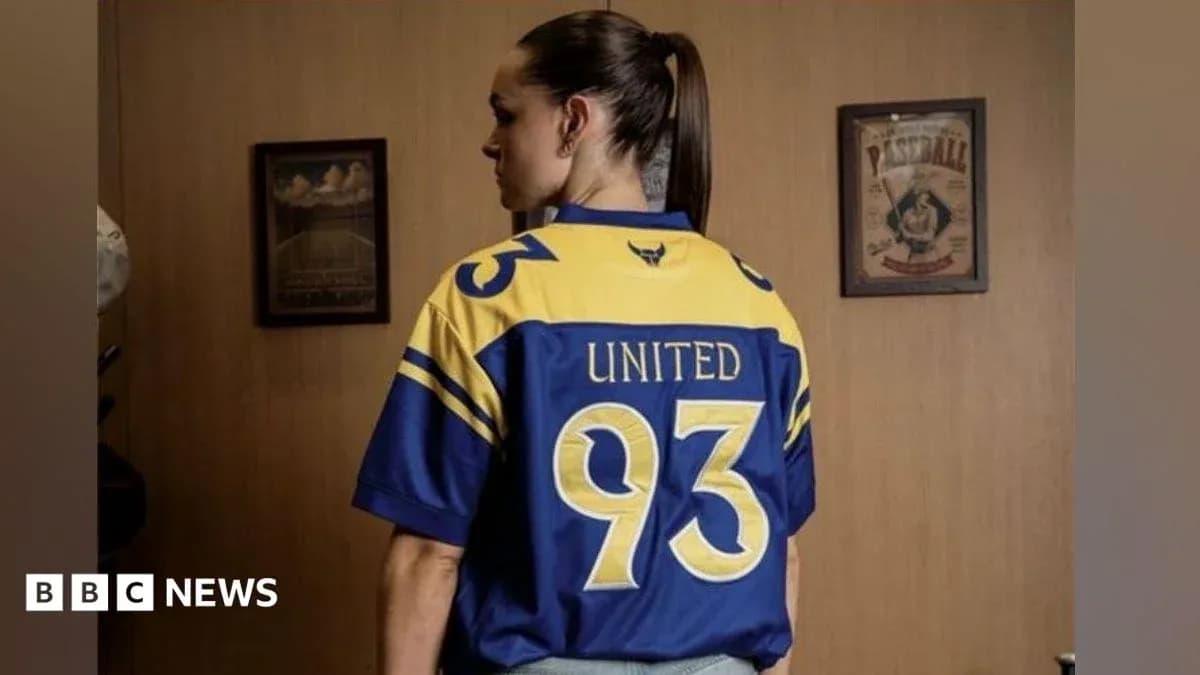 Persona vistiendo camiseta de equipo con número 93 Persona vistiendo camiseta de equipo con número 93