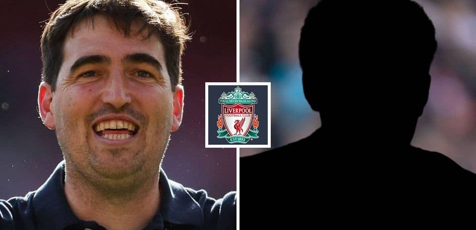 Entrenador sonriente junto al logotipo de Liverpool Entrenador sonriente junto al logotipo de Liverpool