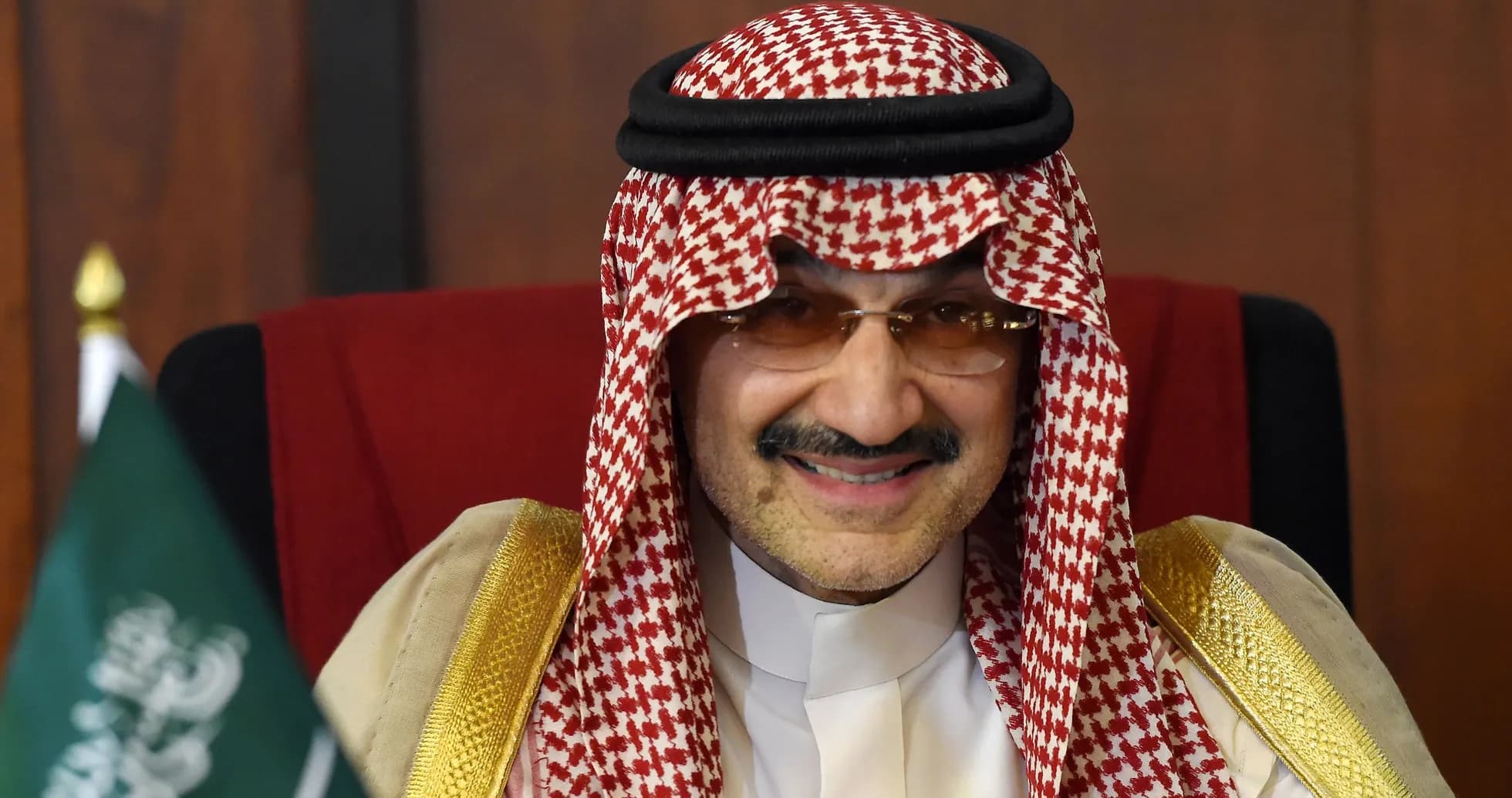Hombre con traje tradicional saudí sonriendo en una reunión Hombre con traje tradicional saudí sonriendo en una reunión