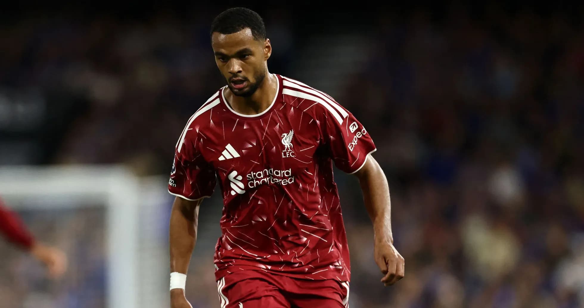 Jugador de Liverpool corriendo en partido de fútbol Jugador de Liverpool corriendo en partido de fútbol