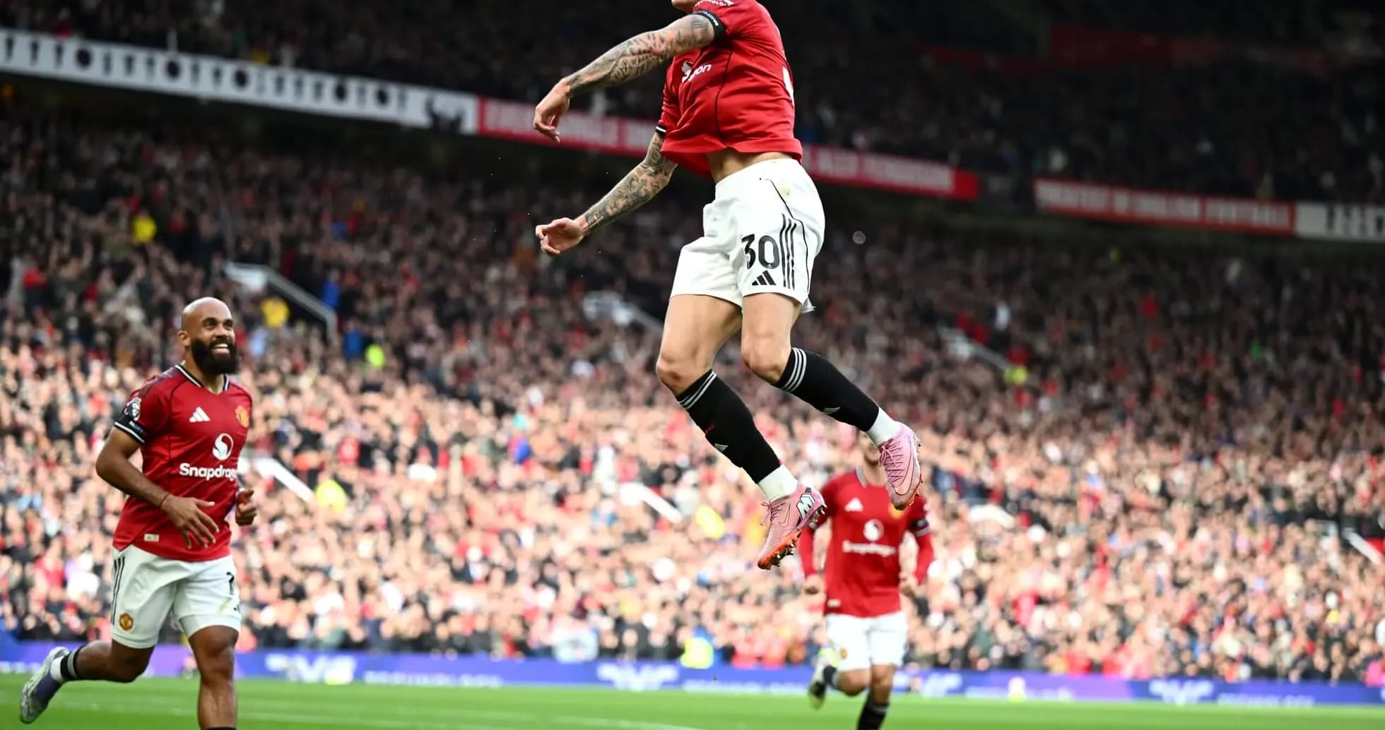 Jugador de Manchester United celebrando un gol Jugador de Manchester United celebrando un gol