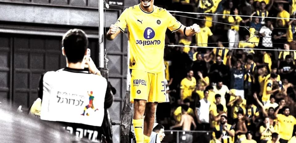 Jugador de Maccabi Tel Aviv celebrando con aficionados Jugador de Maccabi Tel Aviv celebrando con aficionados