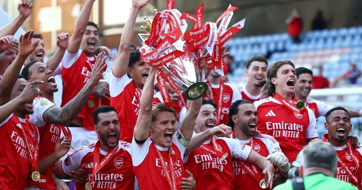 Jugadores de Arsenal celebrando con el trofeo Premier League Jugadores de Arsenal celebrando con el trofeo Premier League