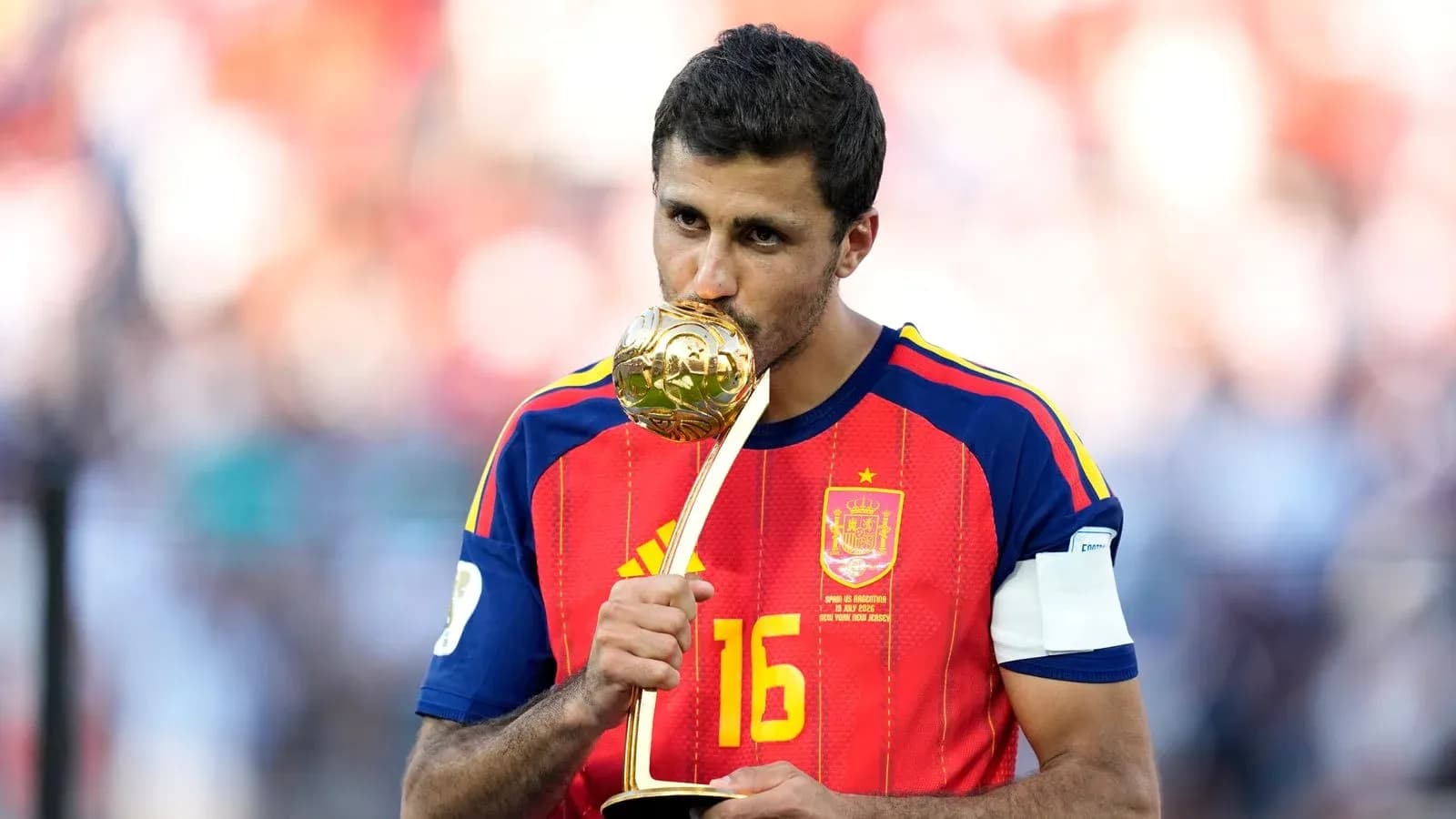 Jugador besando el trofeo tras el partido Jugador besando el trofeo tras el partido