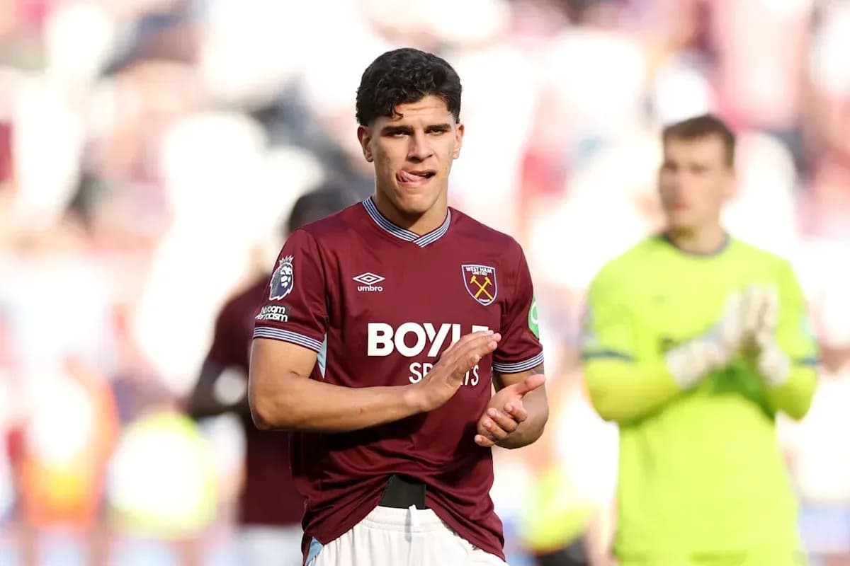 Jugador de West Ham aplaudiendo tras el partido Jugador de West Ham aplaudiendo tras el partido