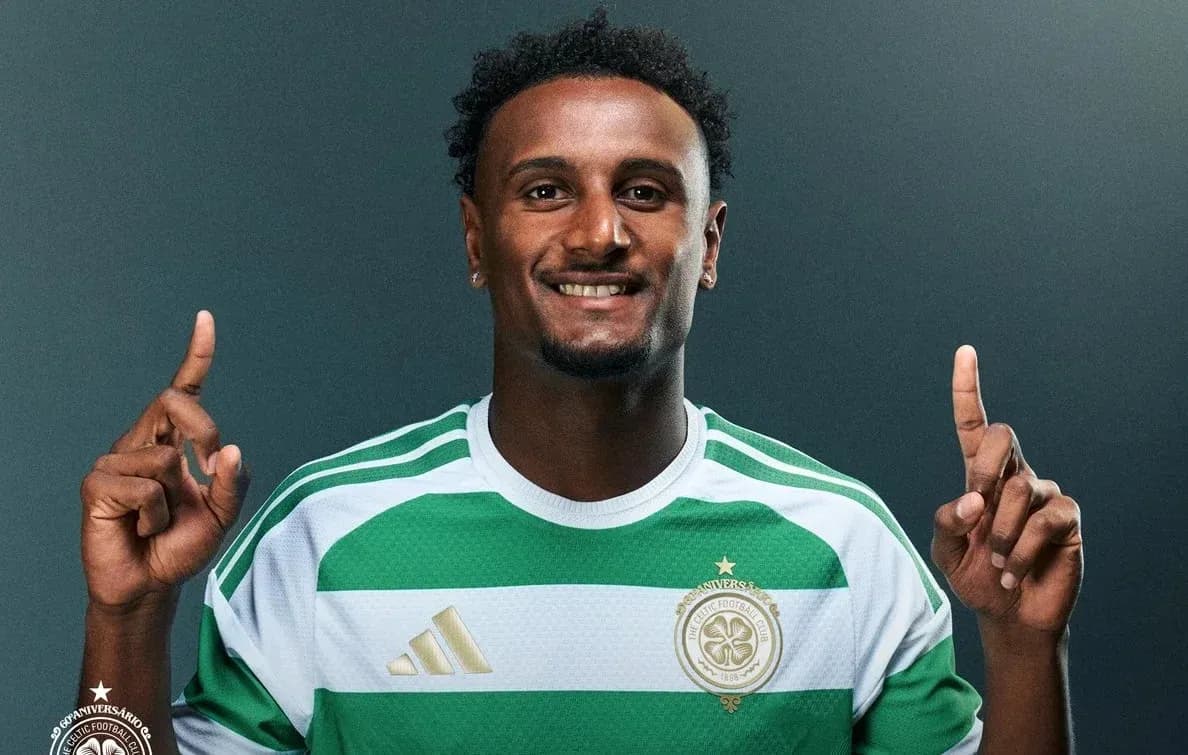 Jugador con camiseta del Celtic FC señalando hacia arriba Jugador con camiseta del Celtic FC señalando hacia arriba