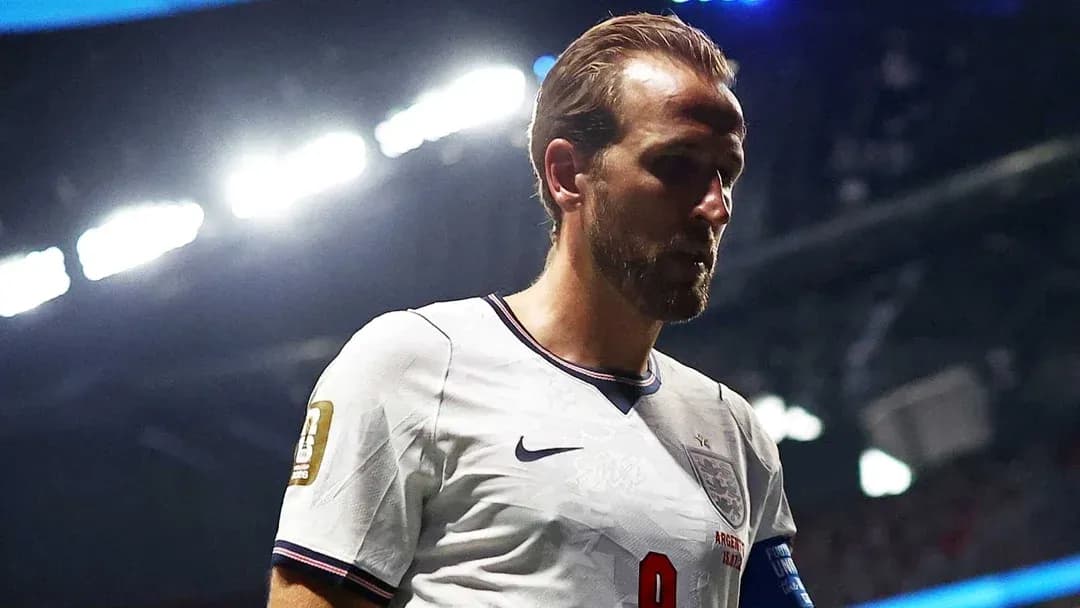 Jugador de Inglaterra saliendo del campo durante partido Jugador de Inglaterra saliendo del campo durante partido