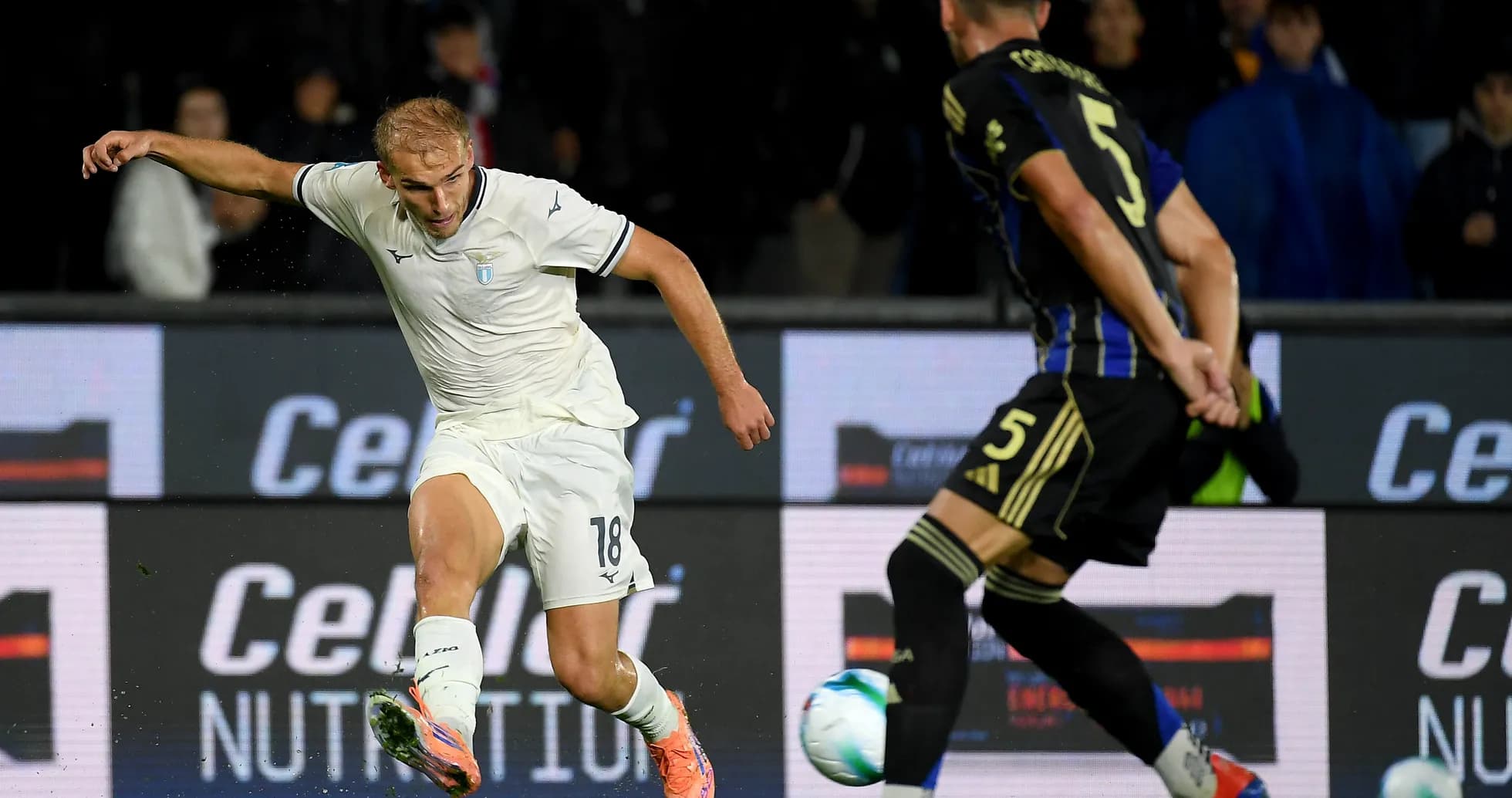 Jugador de Lazio disparando a portería Jugador de Lazio disparando a portería