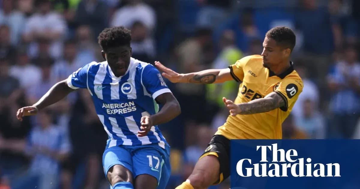 Jugador de Brighton driblando ante rival de Wolverhampton Jugador de Brighton driblando ante rival de Wolverhampton