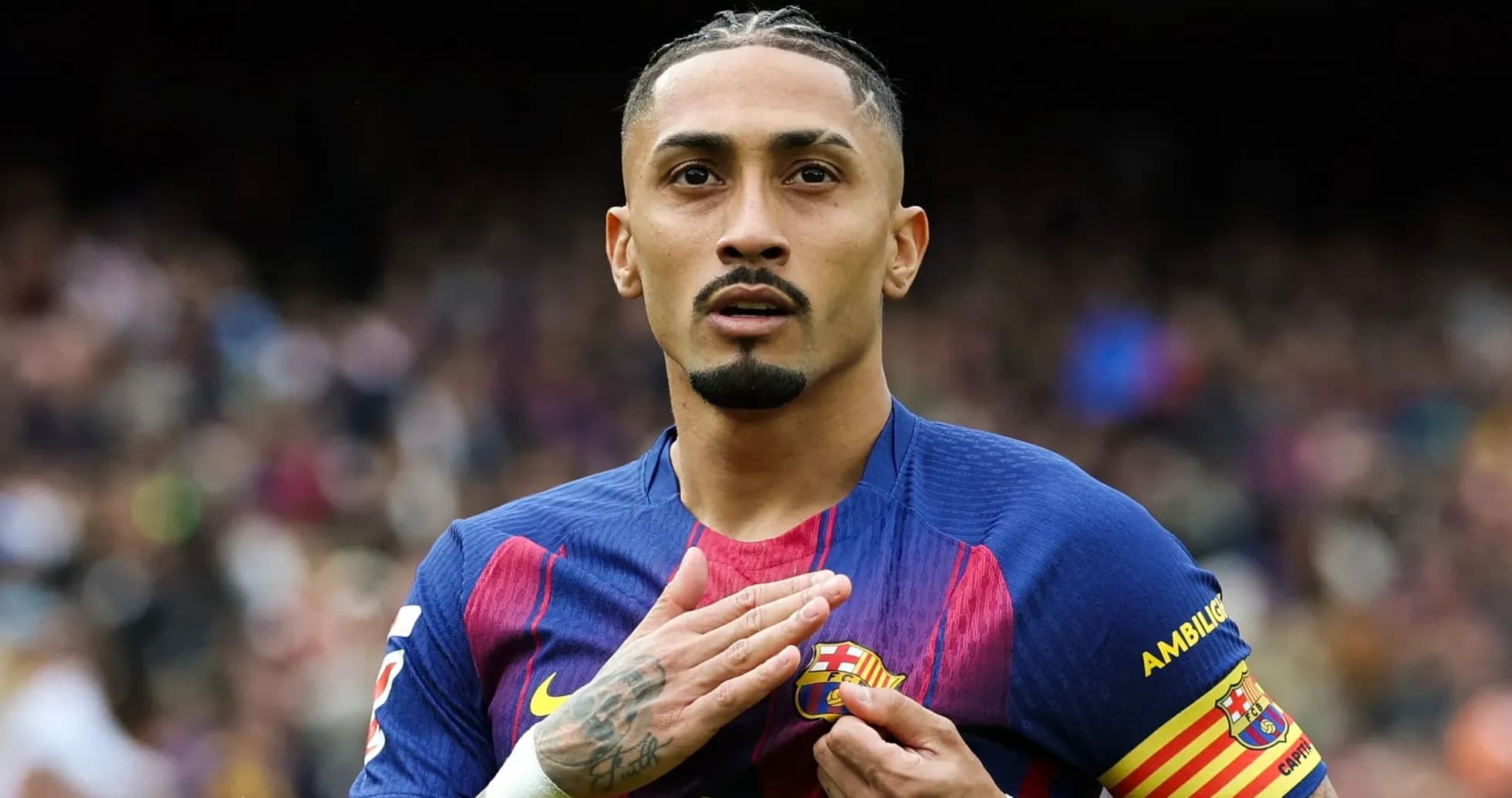 Jugador de Barcelona tocando su escudo en el pecho Jugador de Barcelona tocando su escudo en el pecho