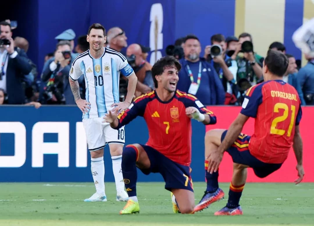 Lionel Messi riendo durante el partido contra España Lionel Messi riendo durante el partido contra España