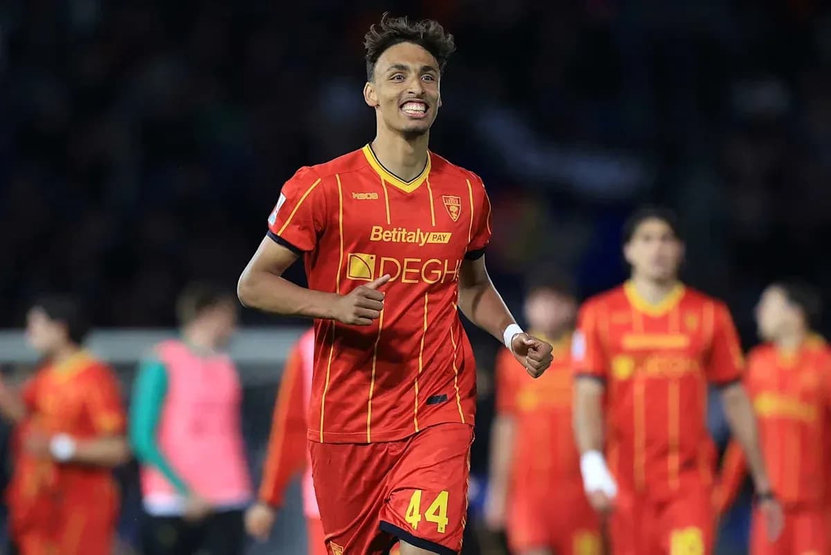Jugador celebrando gol con camiseta de Benevento Jugador celebrando gol con camiseta de Benevento