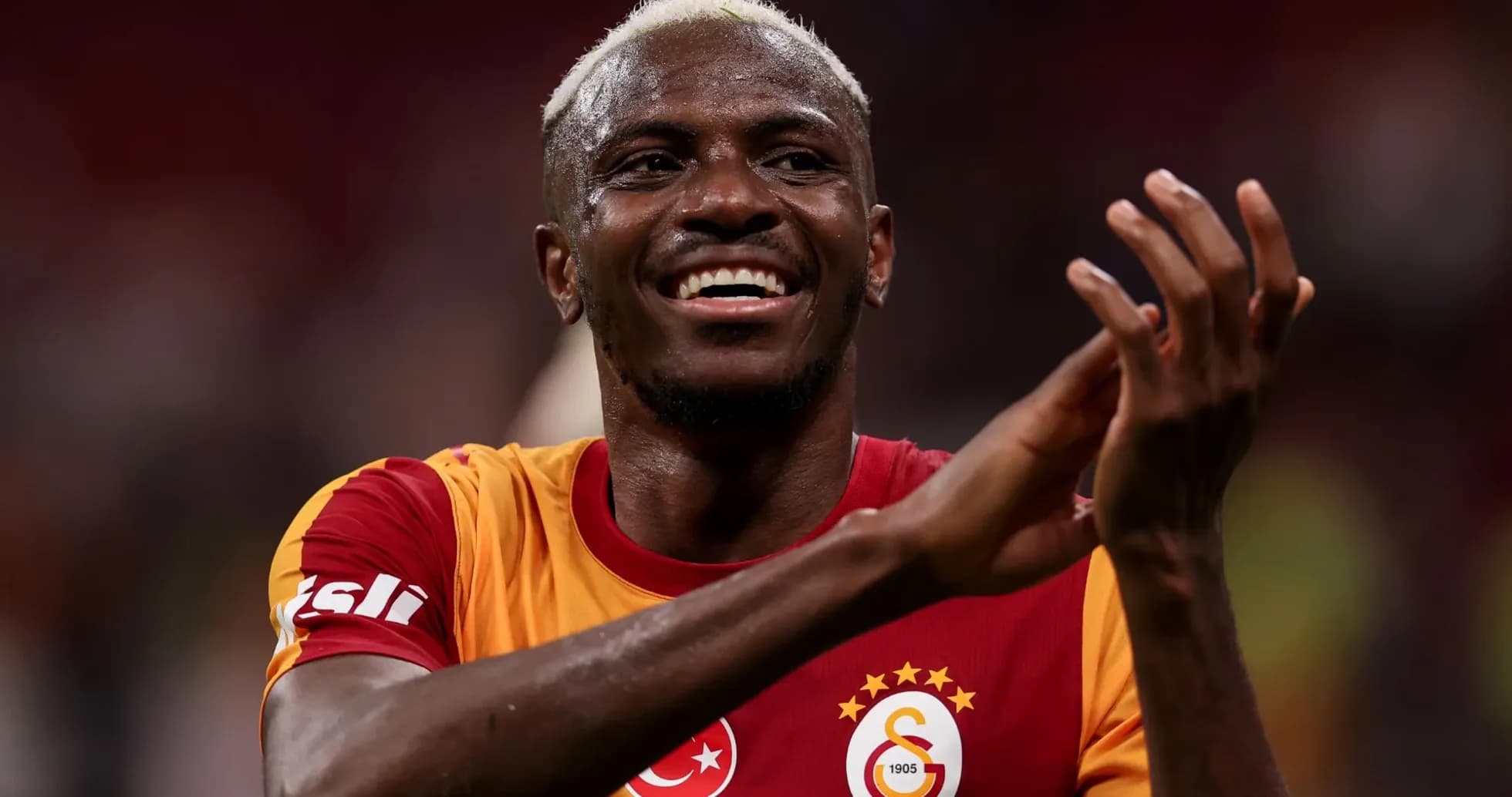 Jugador de Galatasaray aplaudiendo tras el partido Jugador de Galatasaray aplaudiendo tras el partido
