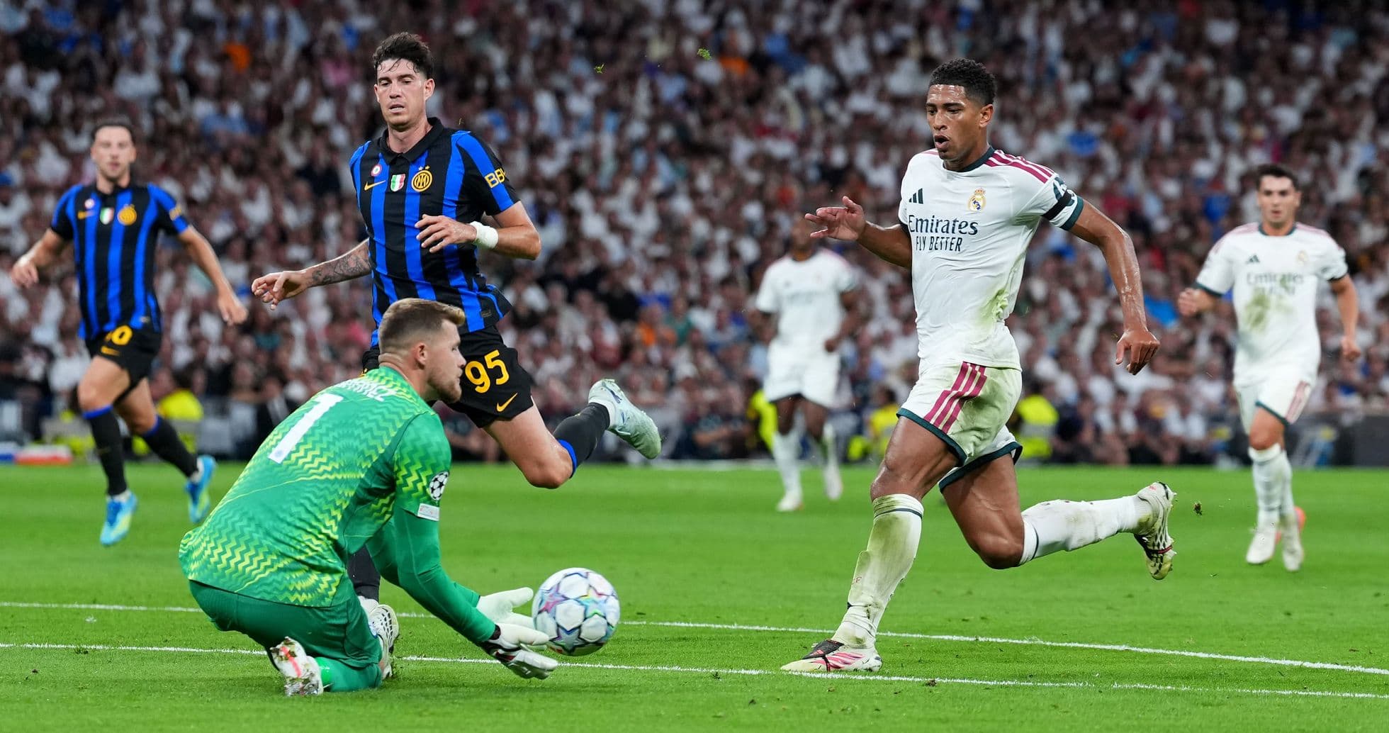 Jugadores de Real Madrid e Inter en acción durante partido Jugadores de Real Madrid e Inter en acción durante partido