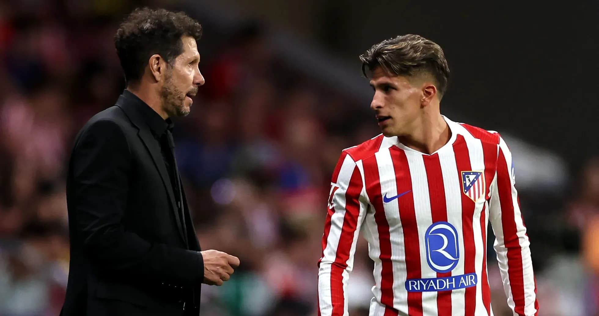 Entrenador y jugador de Atlético de Madrid conversando Entrenador y jugador de Atlético de Madrid conversando