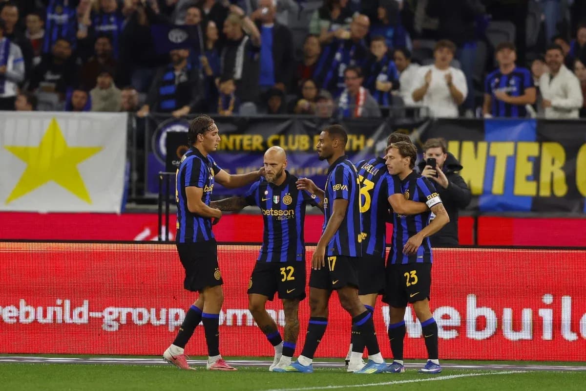 Jugadores de Inter celebrando un gol en el estadio Jugadores de Inter celebrando un gol en el estadio