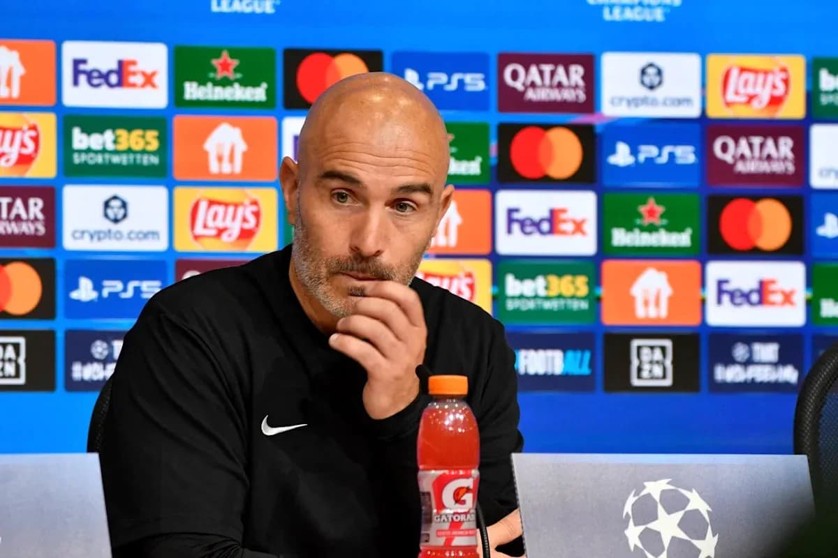Entrenador hablando en rueda de prensa de la UEFA Entrenador hablando en rueda de prensa de la UEFA