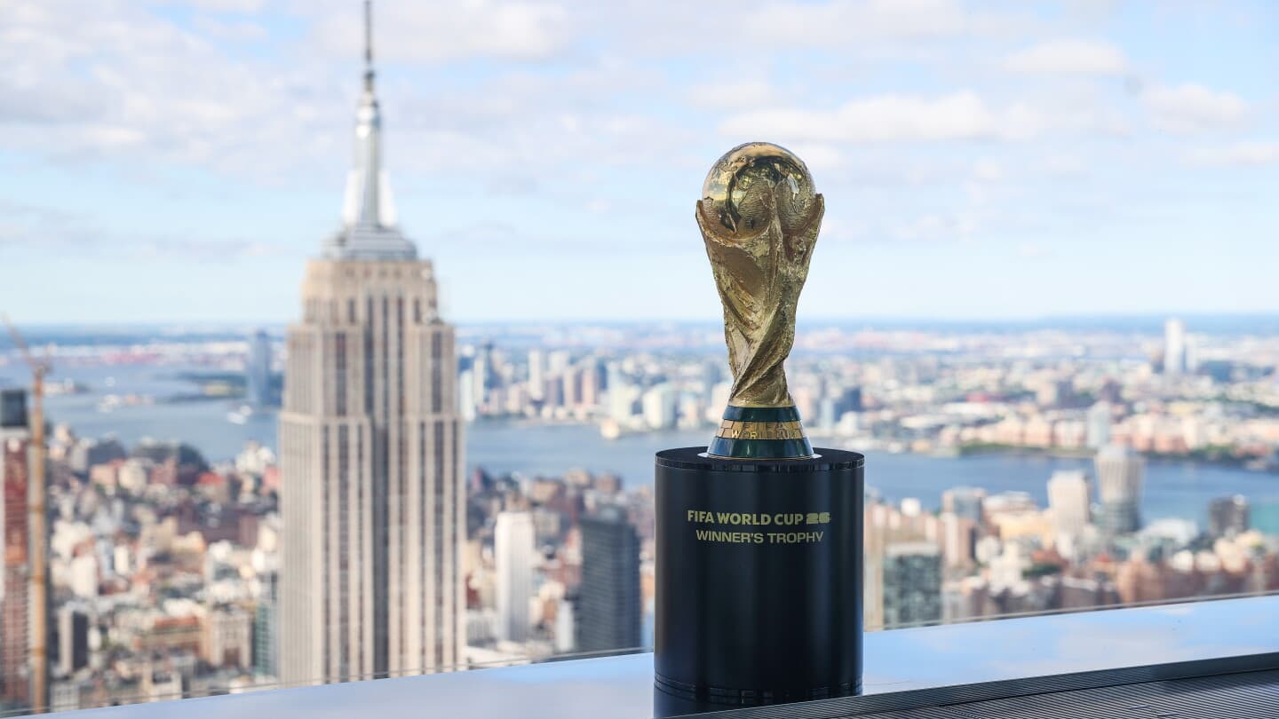 Trofeo de la Copa Mundial FIFA frente a la ciudad Trofeo de la Copa Mundial FIFA frente a la ciudad