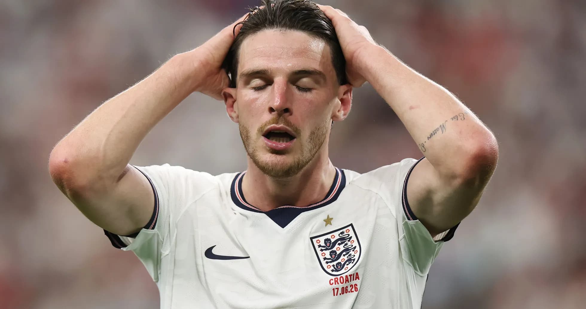 Jugador de Inglaterra con manos en la cabeza durante partido Jugador de Inglaterra con manos en la cabeza durante partido