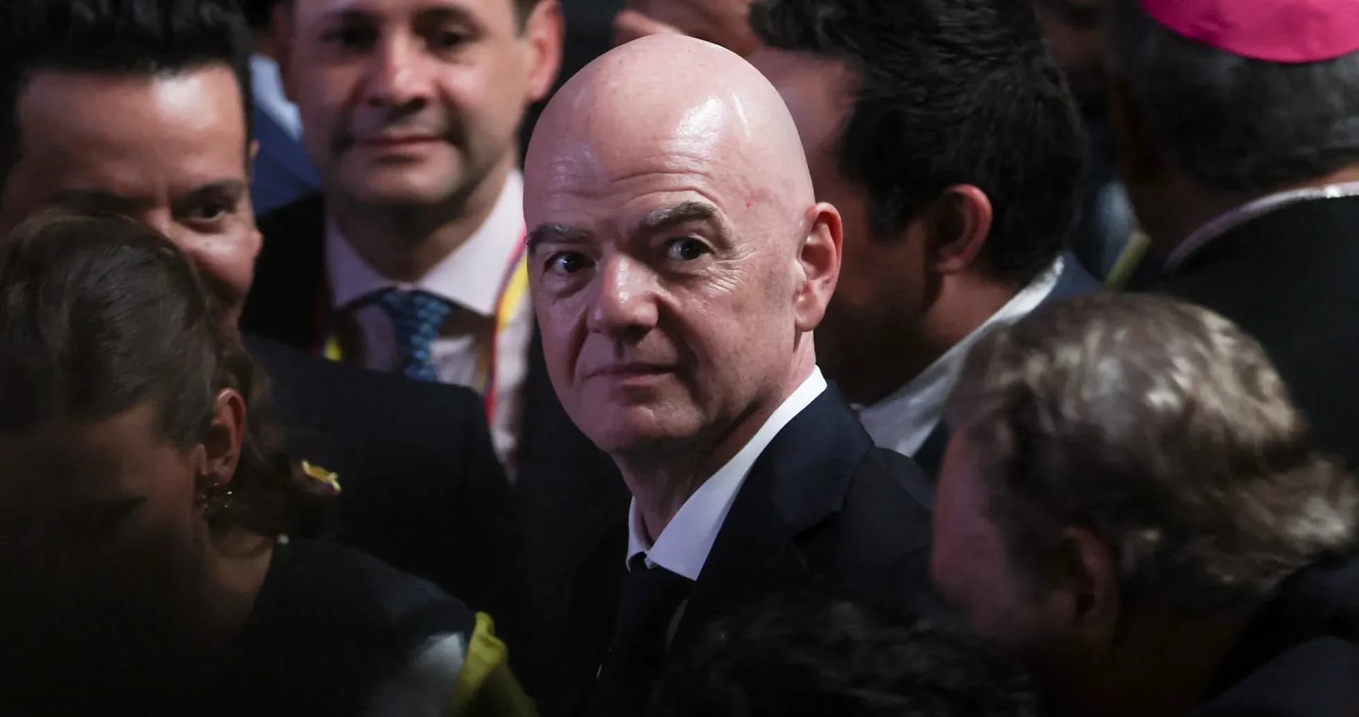 Gianni Infantino en evento rodeado de personas Gianni Infantino en evento rodeado de personas