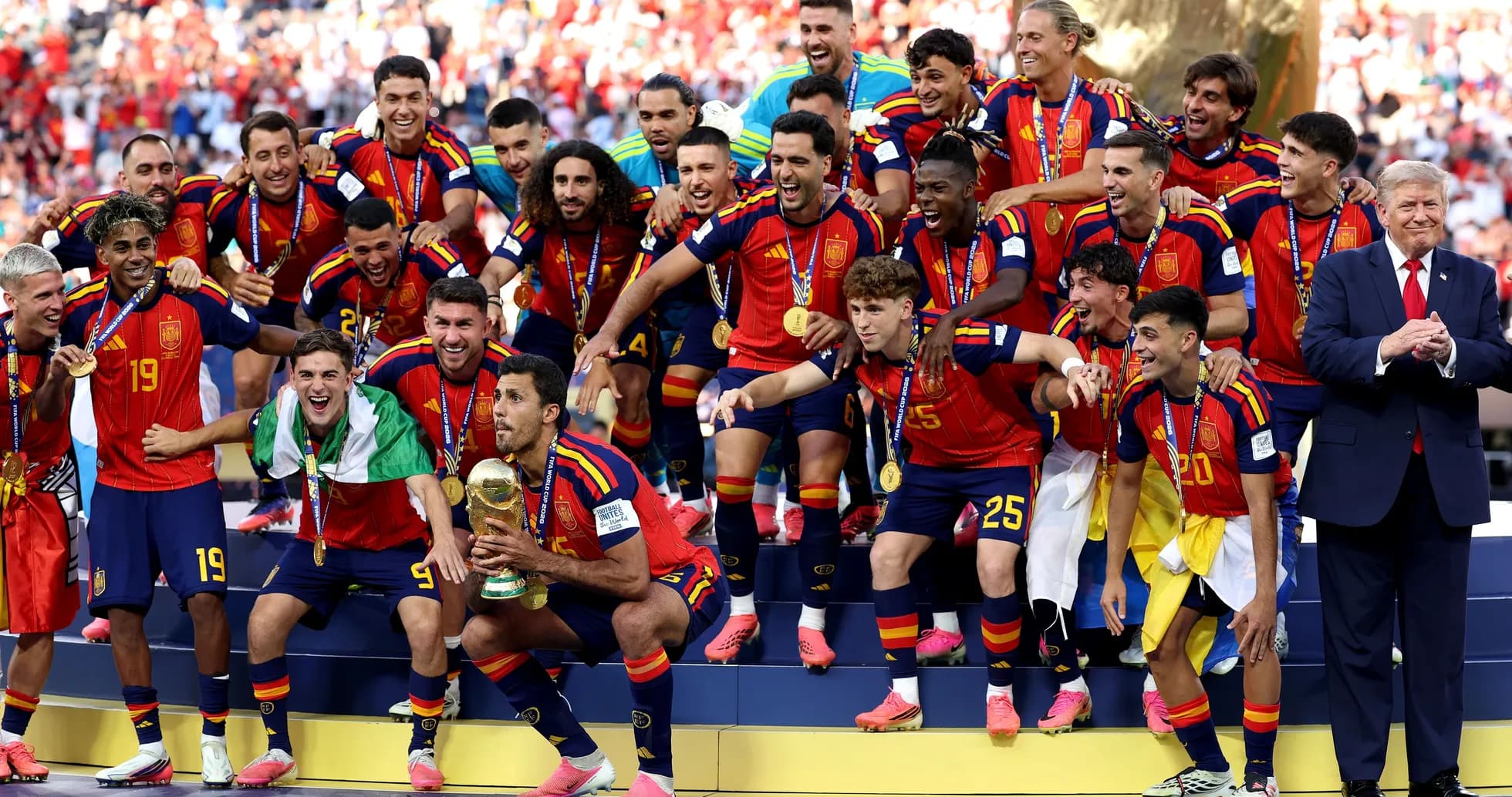 Equipo de España celebrando con trofeo de campeón Equipo de España celebrando con trofeo de campeón