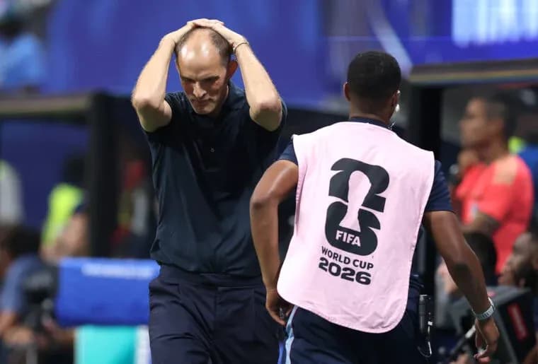 Entrenador preocupado durante el partido de la Copa Mundial Entrenador preocupado durante el partido de la Copa Mundial