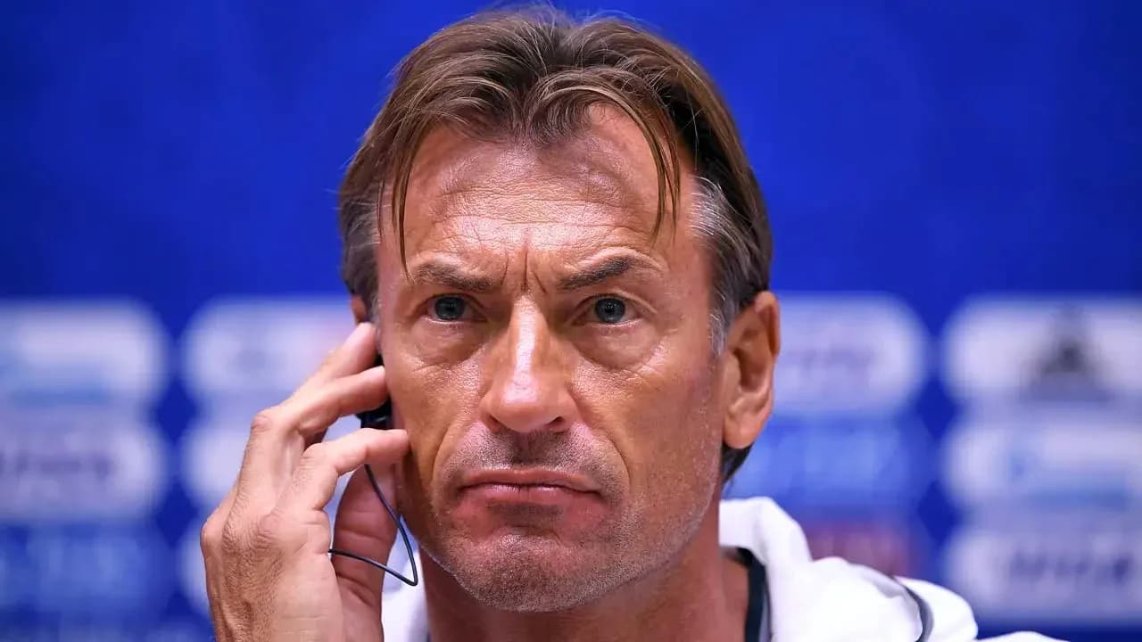Entrenador escuchando durante una conferencia de prensa Entrenador escuchando durante una conferencia de prensa