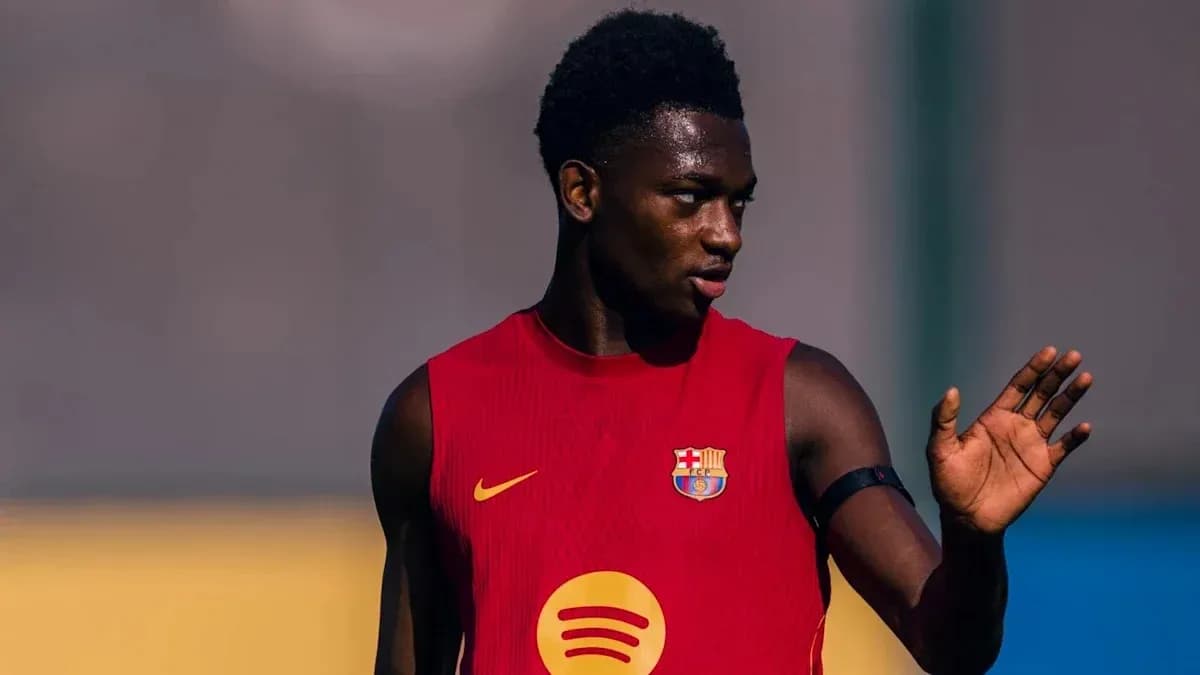 Jugador de Barcelona entrenando en camiseta roja Jugador de Barcelona entrenando en camiseta roja