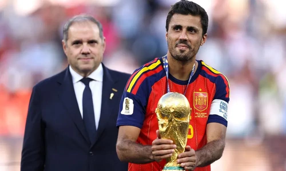 Jugador levantando el trofeo de la Copa del Mundo Jugador levantando el trofeo de la Copa del Mundo