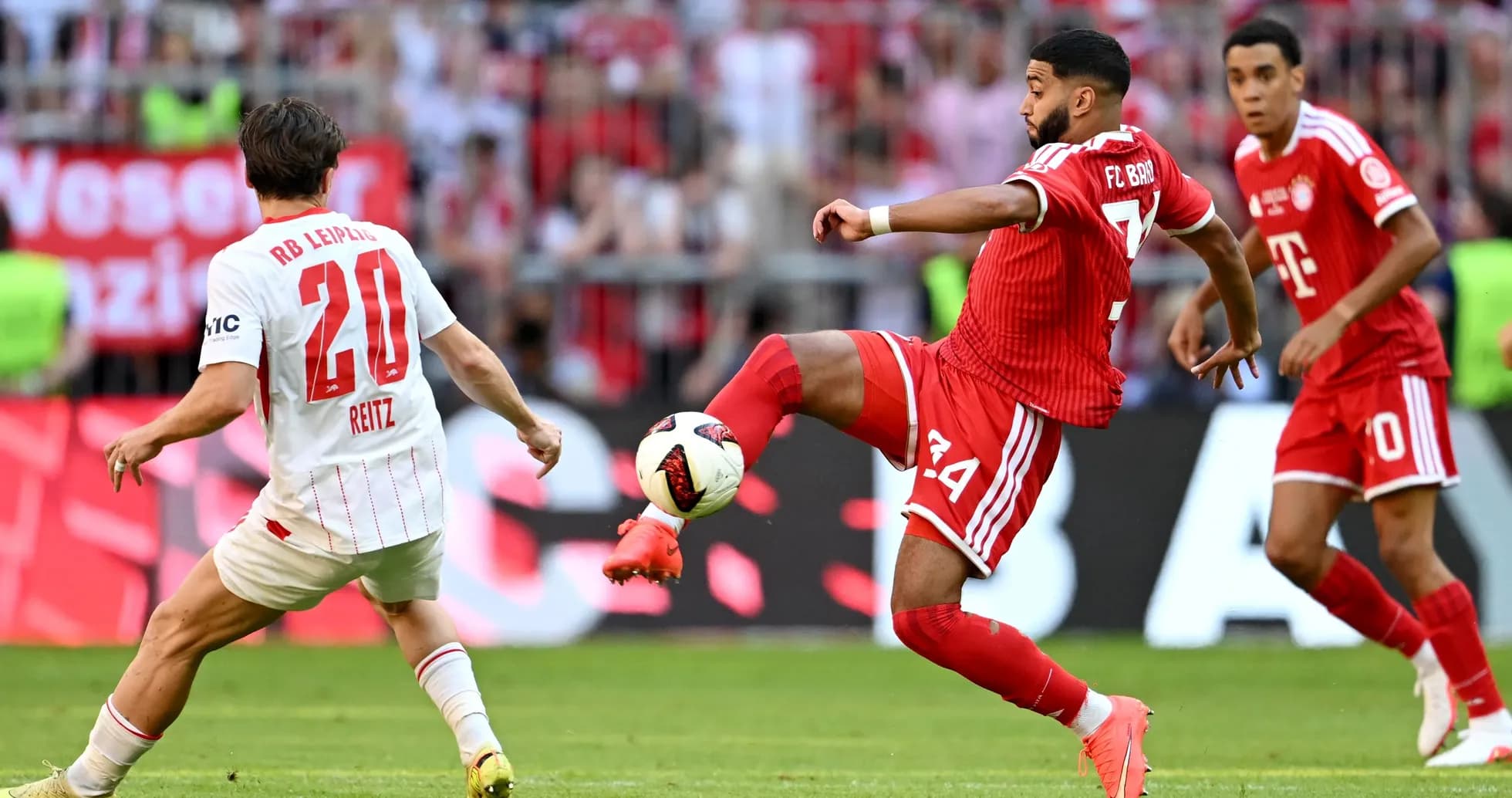 Jugador de FC Bayern interceptando el balón en partido Jugador de FC Bayern interceptando el balón en partido