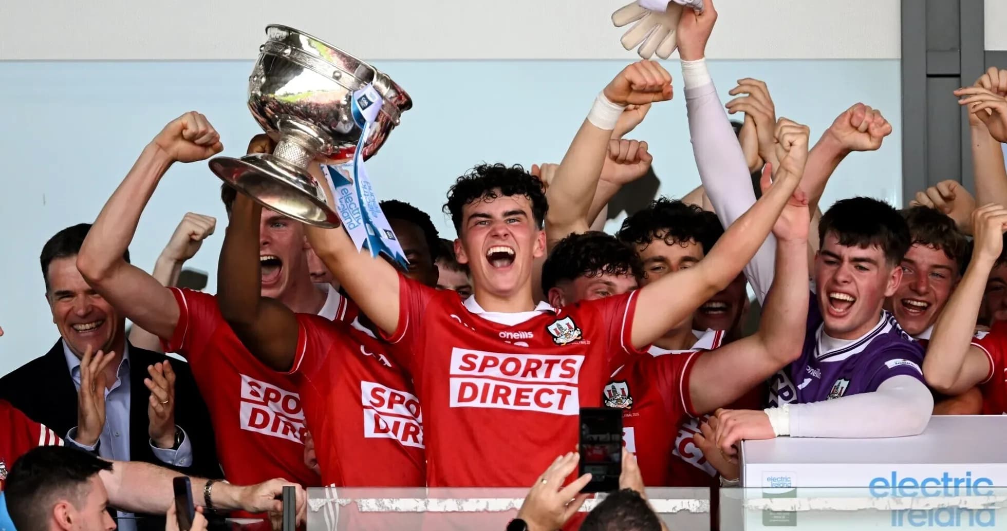 Jugadores levantando el trofeo en celebración Jugadores levantando el trofeo en celebración